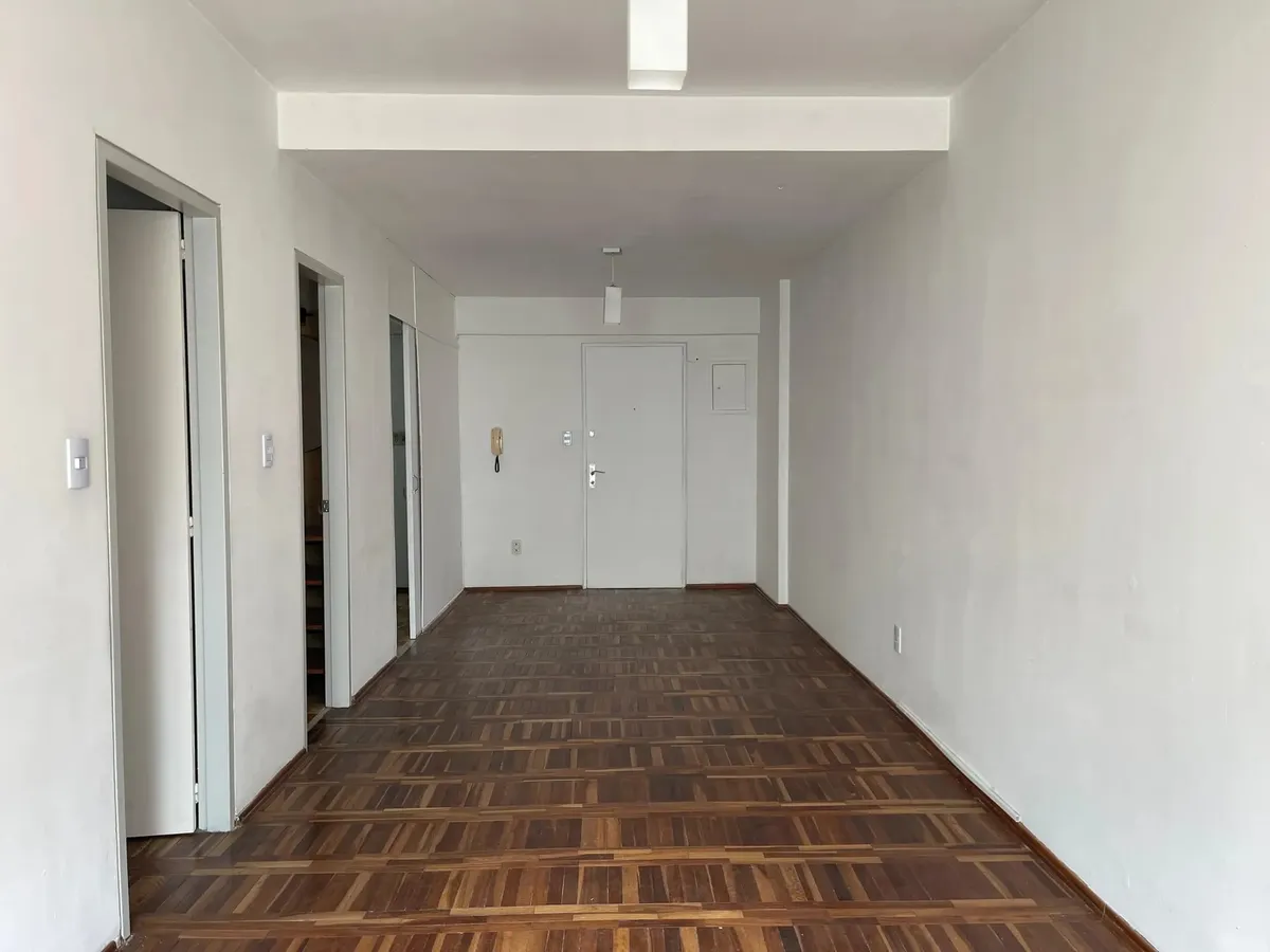 Alquiler De Amplio Apartamento De 1 Dormitorio En Centro | A Pasos De Plaza Independencia · Foto 4