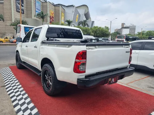 Toyota Hilux 2.7 MT 4X2
