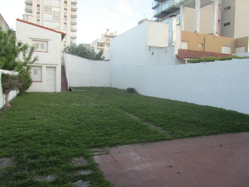 Venta Chalet Estilo Vasco O Importante Lote Para Emprendimiento Edilicio - 3 Dorm. Y 2 Escritorios Con Amplio Parque