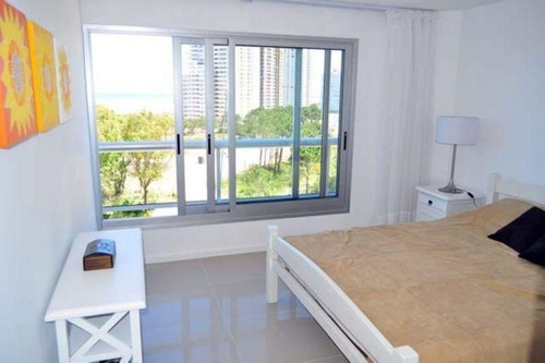 Apartamento En Venta De 2 Dormitorios En Playa Brava