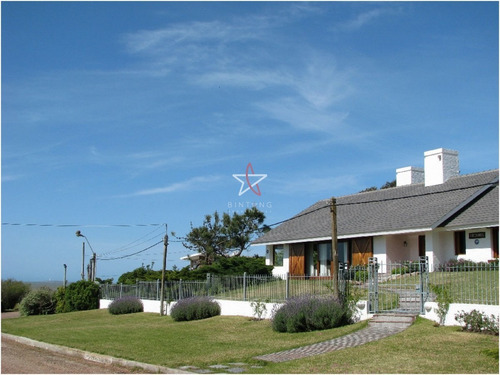 Casa En Venta Y Alquiler Punta Del Este , Zona De Playa Brava, Hermosa Vista Al Mar. U$s 1.500.000- Ref: 687