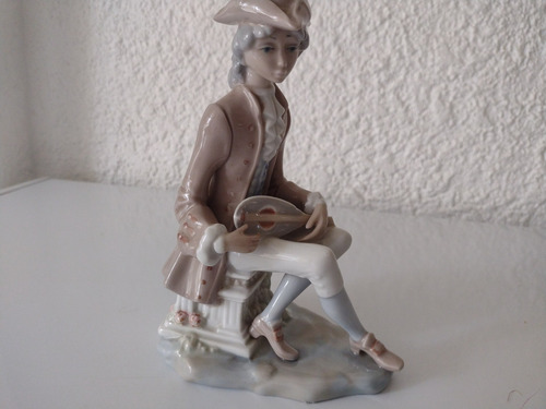 Figura Joven Sentado Con Sombrero Porcelana Casandes (Usado)