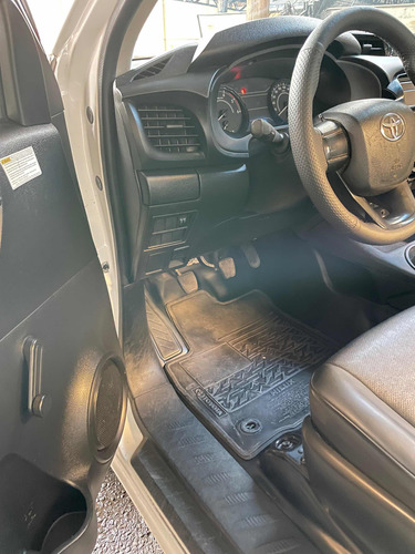 Toyota Hilux 2.8 Tdi Std Cab. Simples 4x4 2p