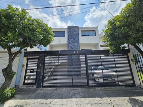 Casa En Venta En Tejeda Corregidora, 4 Habitaciones Y Jardín