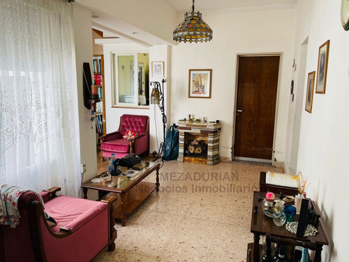 Casa Con Local Y Garage - Amplio Jardin Con Parilla