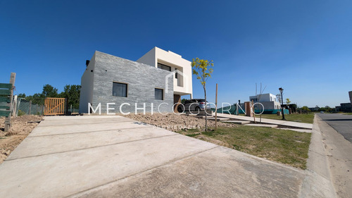 Casa En Venta En Dos Plantas 4 Habitaciones Pileta Perimetral