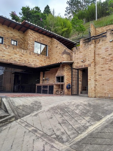 Imagen 2 de 12 de Venta Casa Los Robles El Hatillo. Actualizada Y Tranquila