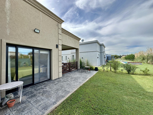 Casa En Venta En Horizontes Al Sur 4 Ambientes Con Pileta