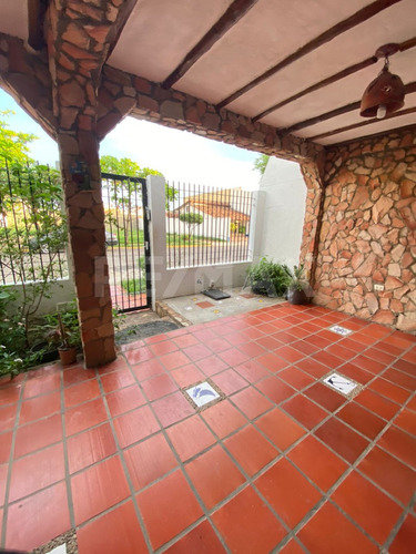 Re/max Lider Vende Casa De 3 Niveles En El Ingenio Nueva Barcelona Estilo Country. Roger Mongua 