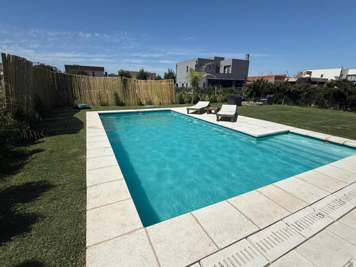 Casa En Venta - 4 Dormitorios 3 Baños - 500mts2 - Pilar