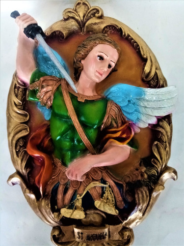 San Miguel Arcángel De Medallon.  Figura De Resina