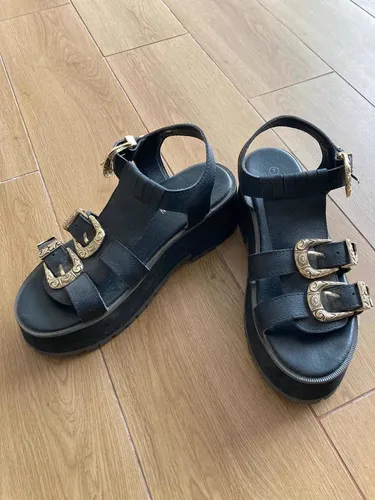 Sandalias Cuero Plataforma Goma C moran 37 Con Hebillas 27.990