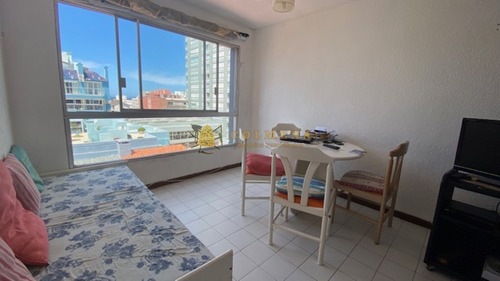 Apartamento De 1 Dormitorio En Peninsula A Una Cuadra De La Rambla Mansa.- Ref: 3556
