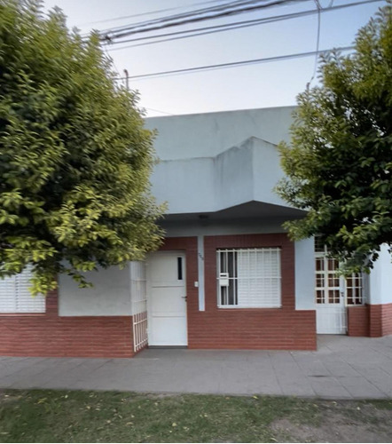 Hermosa Casa Con Salón Comercial En Recreo Centro.