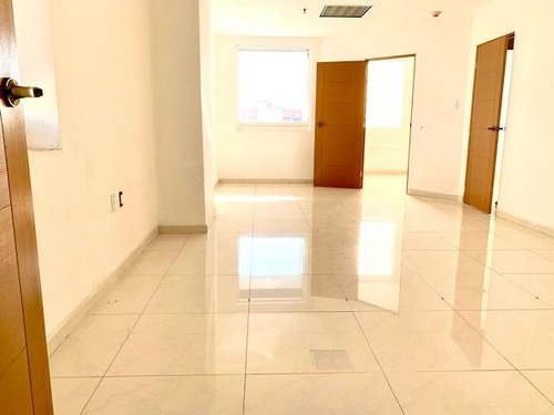 Interlomas, Rento Amplia Oficina De 127m2 Más Una Amplia Terraza Privada, 5 Privados, Sala De Juntas, 3 Estacionamientos. El Edificio Cuenta Con Circuito Cerrado, Control De Acceso Y Vigilancia 24 Ho