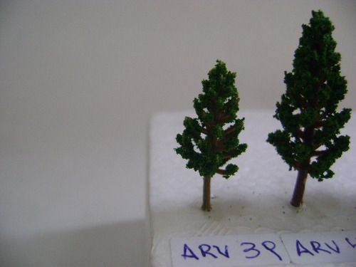 Imagen 2 de 6 de Nico 10 Pinos De 3,8 Cms De Alto Plastico Tato H0 (arv 39)