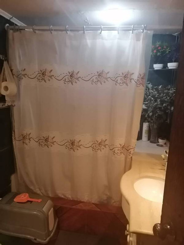 Casa De 3 Niveles Con Bodega Y Patio Trasero