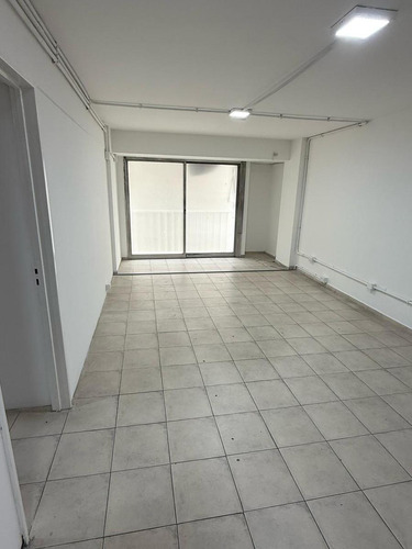 Oficina En Venta Con Balcón , Zona Centro
