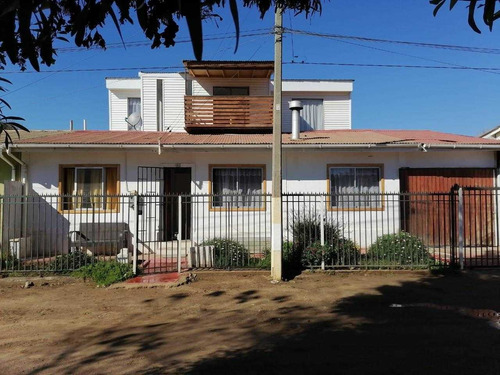Casa Recientemente Remodelada, A 2 Cuadras De La Playa.