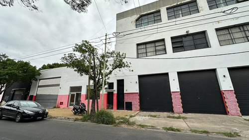 Depósito En Alquiler En El Barrio De Villa Riachuelo Con Salida A 3 Calles.
