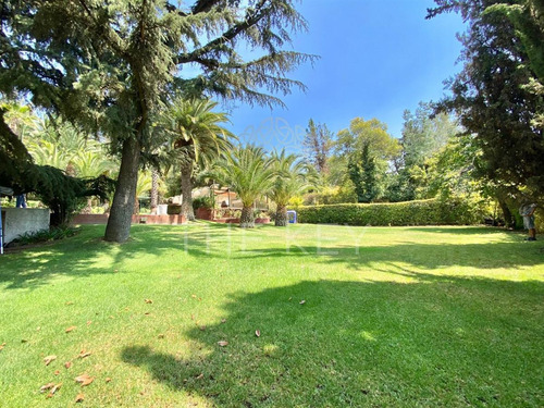 Casa En Venta De 4dorm, 3 Serv, Piscina, Jardin. En Vitacura