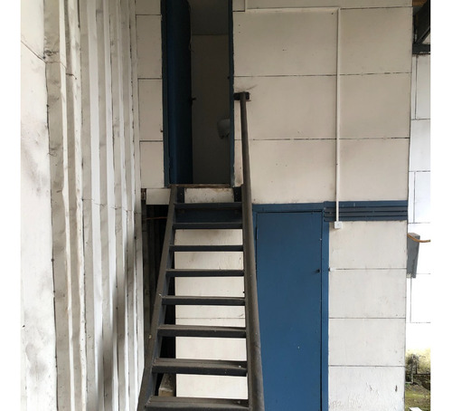 Arriendo De Bodega En Castro: Baño, Oficina Y Muelle De Carg
