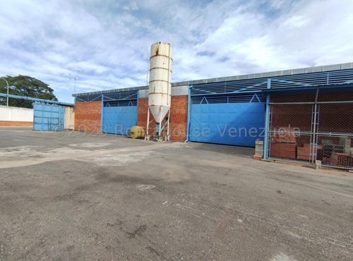 Galpon De 4700 Metros Dos Naves Zona De Carga Planta Electrica Banco De Transformadores Zona Industrial Santa Cruz Estef 25-13705