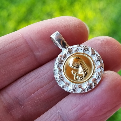 Imagen 3 de 7 de Dije Plata Y Oro Virgen Niña Con Corona Chica