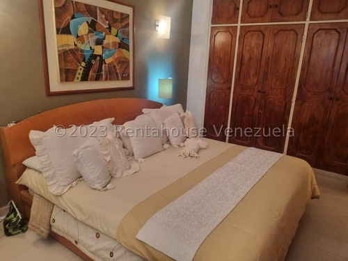 Amplio E Iluminado Apartamento, Excelente Distribución, Hermosa Y Comoda Cocina, Decoraciones En Escayola, Agradable Clima, Hermosa Vista, Cuenta Con Pozo De Agua, Planta Eléctrica