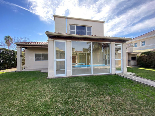Casa En Venta En Los Jazmines, Pilar Del Este, Pilar