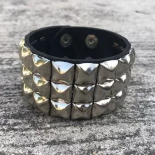 Bracelete Pulseira Prateado Rock In Roll Preta Rebite Couro Diâmetro 21 Cm