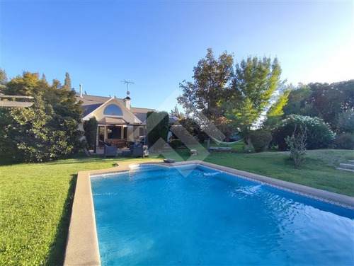 Imagen 2 de 23 de Parcela En Venta Con Casa, Jardin Y Piscina En Talagante