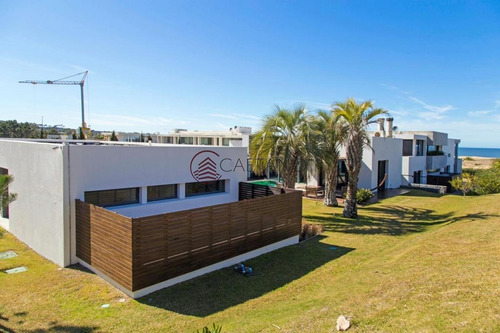 Deslumbrante Casa En Primera Linea!- Ref: 2640