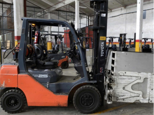Imagen 12 de 25 de Autoelevador Toyota Fg25 Con Clamp Cascade 2012 Envio A Pais