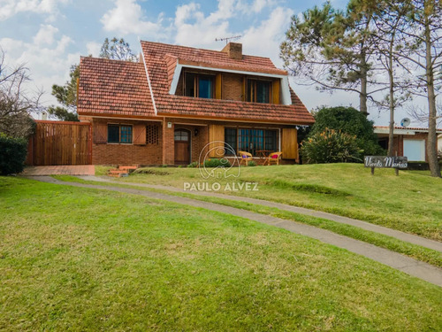 Casa En Alquiler Temporal En Piriapolis, Frente Al Mar. Con 3 Dormitorios, Dos Baños. Parrillero Cubierto. Ideal Para Disfrutar En Familia.