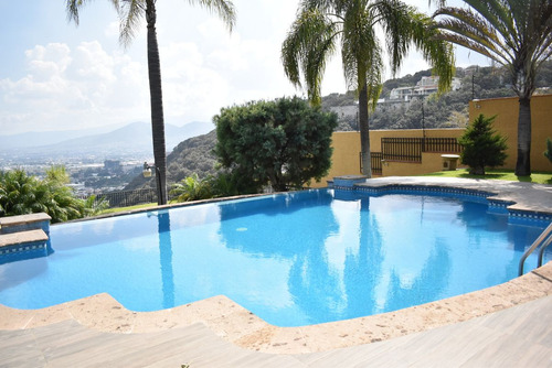 Casa En Venta De Lujo Con Vista Panóramica Y Alberca En El Palomar