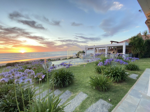 Exclusiva Casa Sobre La Playa De Solanas. Excelentes Vistas,  Piscina Y Parrillero Con Vista Al Mar. 