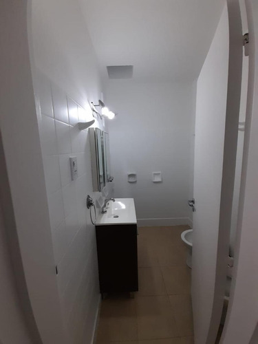 Casa En Venta - 2 Dormitorios 1 Baño - Cochera - 99mts2 - Adrogué
