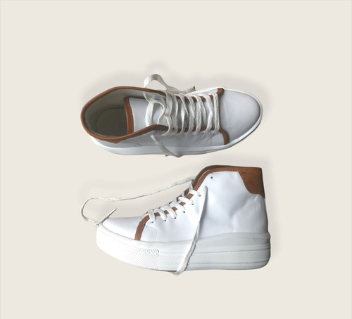 Imagen 2 de 4 de Bota Corre Lola Bora Cuero Blanco Y Suela