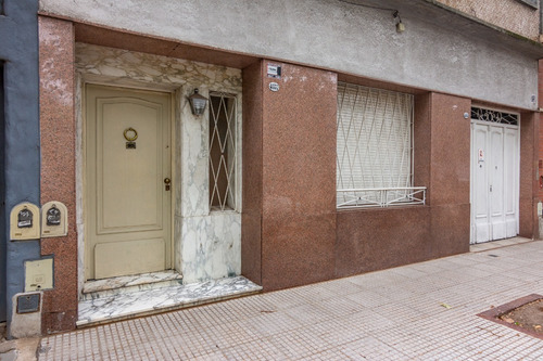 Casa En Venta En Floresta, Con Terraza, Quincho Y Parrilla. Cochera Doble.