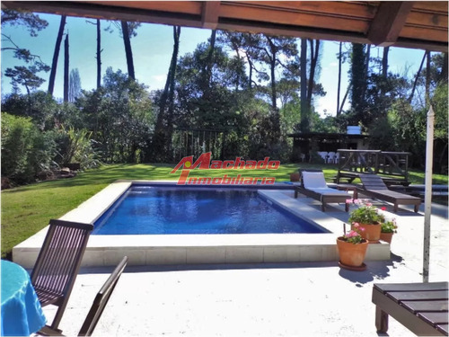 Cómoda Casa De 5 Dormitorios Y Piscina En Punta Del Este