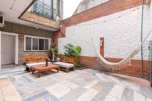 Casa En Venta En Floresta, Con Terraza, Quincho Y Parrilla. Cochera Doble.