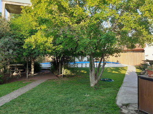 Casa Con Parque Y Pileta En Zona Urbana