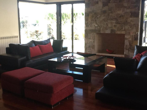 Casa En Venta - 4 Dormitorios 6 Baños - Cocheras - 1.224mts2 - Godoy Cruz