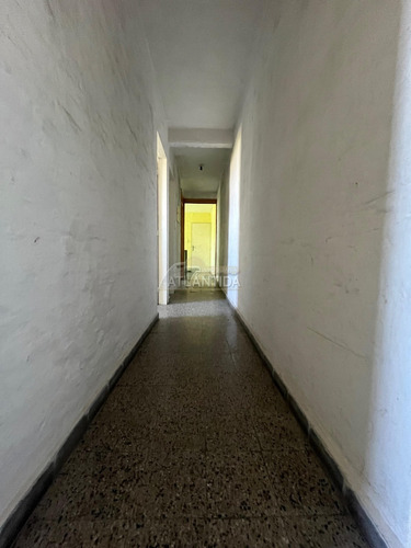 Venta De Apto. Barrio Piedras Blancas, 2 Dormitorios, Estacionamiento Para Auto, Parrillero. Inmobiliaria Atlántida.