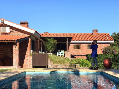 Se Vende Casa En Barrio Pinares 5 Dorm. 3 Ba. A Una Cuadra