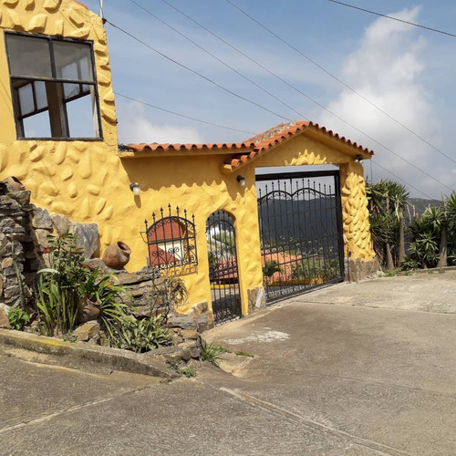 Se Vende Bella Casa En El Junquito. Sv