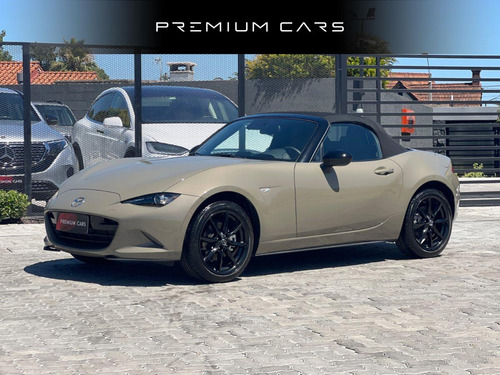 Mazda MX-5 Miata 2.0 Soft Top MT