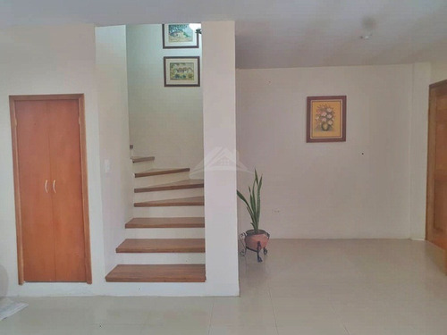 Town House Ubicado En Villas Santa María, Nueva Barcelona (a Pocos Metros Del Farmatodo Del Ingenio) Precio Negociable