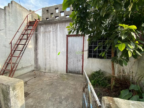Oficina Sosa - Atanasildo Suarez Y Emancipacion Casa Y Galpon Al Frente Ideal 2 Vivinedas O Renta